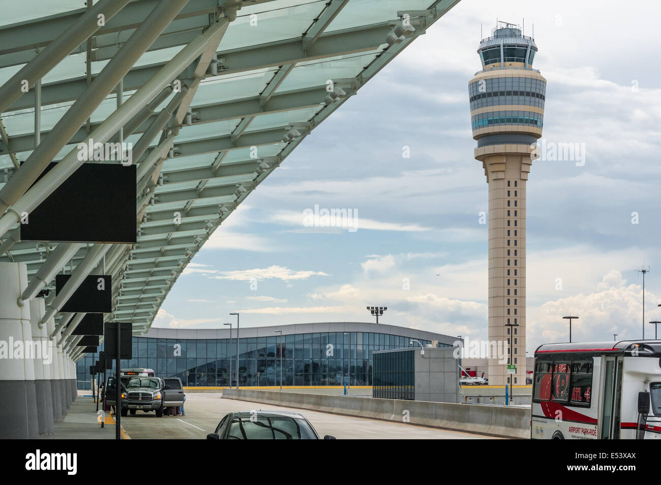 Terminal internazionale e del controllo del traffico aereo torre all'Aeroporto Internazionale Hartsfield-Jackson di Atlanta, Atlanta, Georgia, Stati Uniti d'America. Foto Stock