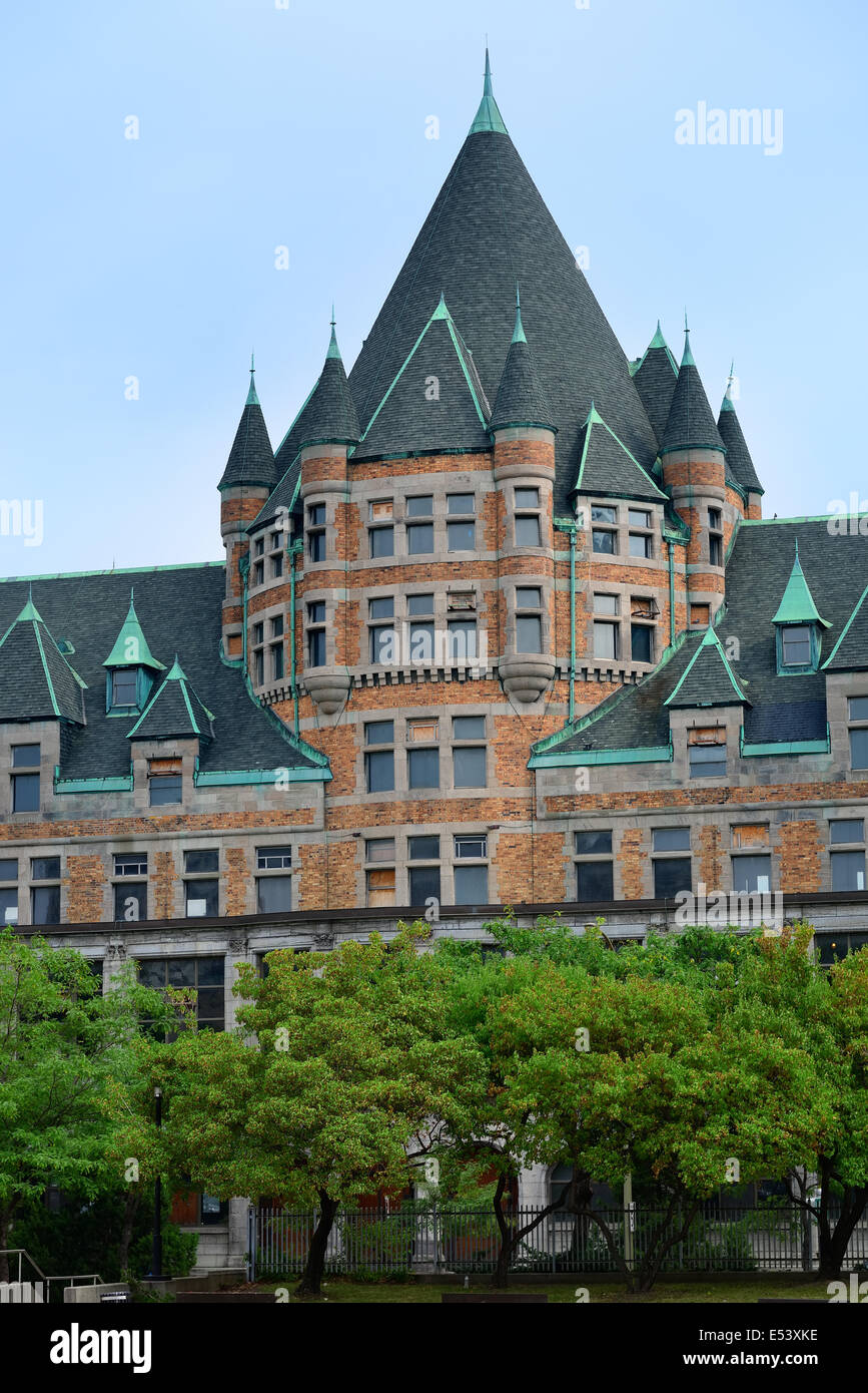 Edifici storici sulla strada a Montreal in Canada Foto Stock
