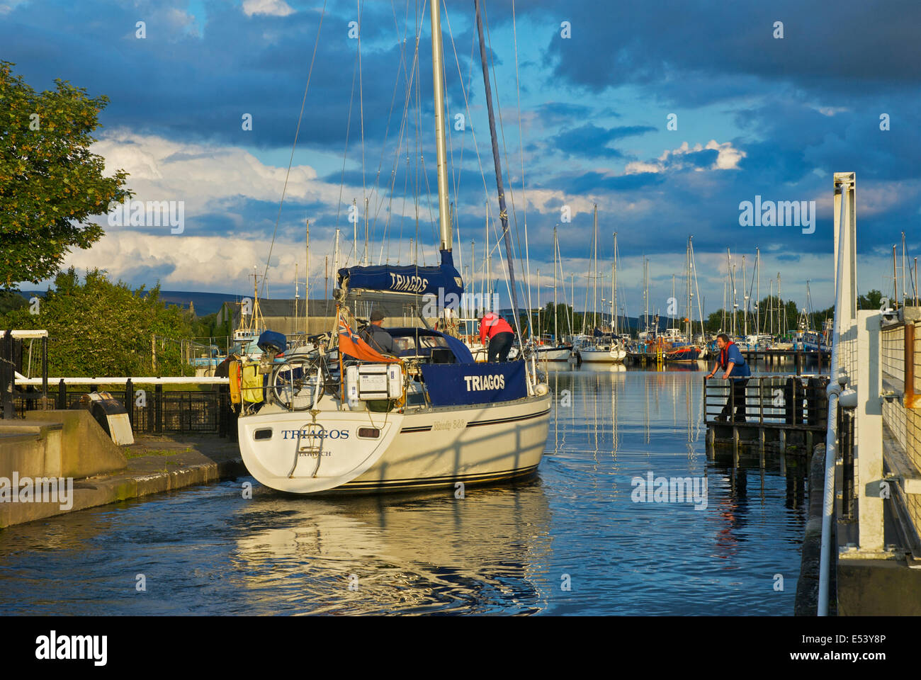 Barca a vela essendo manoevred attraverso il blocco a Glasson Dock, Lancashire, Inghilterra, Regno Unito Foto Stock