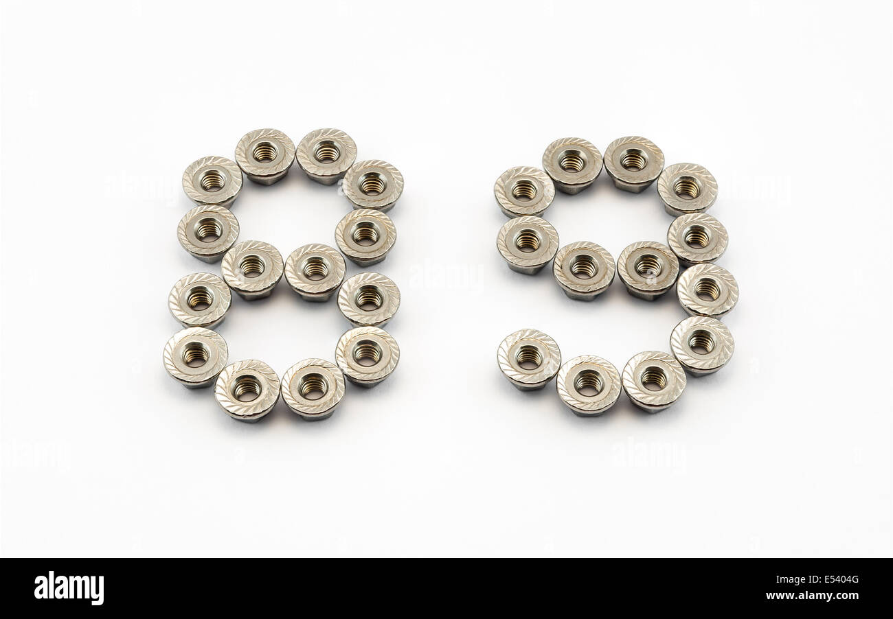 8 e 9 il numero, creato da acciaio inossidabile dadi esagonali a colletto. Foto Stock