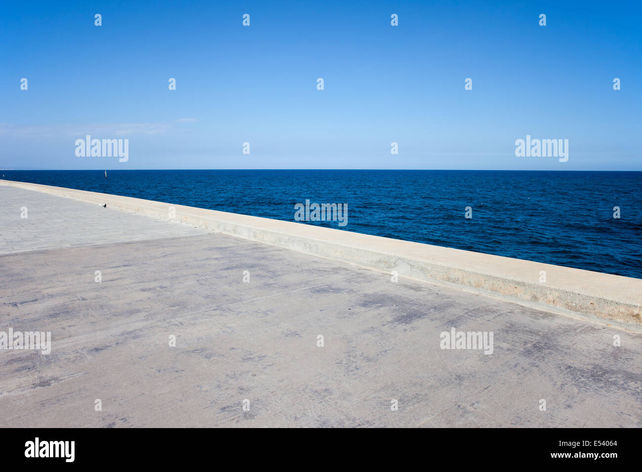 Sfondo di mare, largo molo di cemento dal mare. Foto Stock