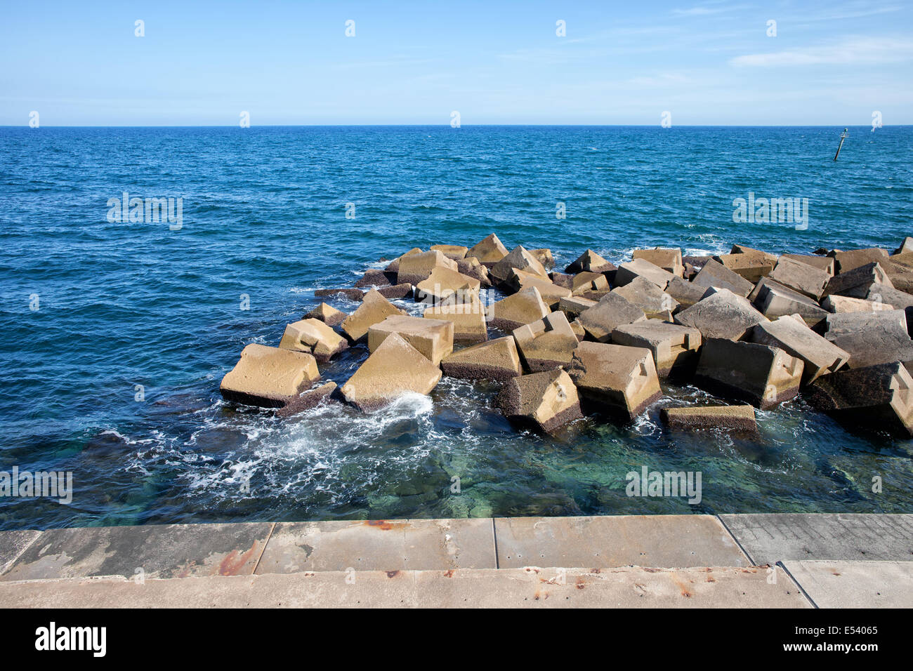 Struttura di frangionde al Mare Mediterraneo di Barcellona, Spagna. Foto Stock