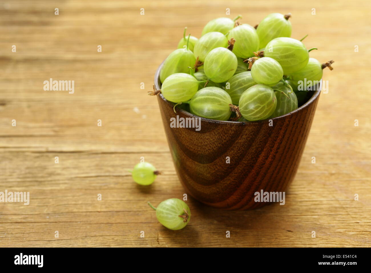 Fresche e mature ribes verde sul tavolo di legno Foto Stock