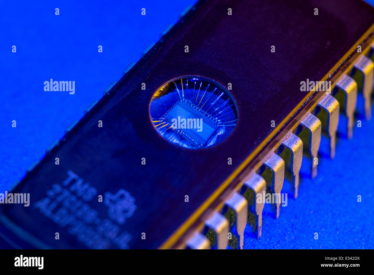 Macro-foto di chip eprom programmabile, con finestra, chip die e cavi di collegamento. Concetto di carenza di semiconduttori. Mettere a fuoco la nota in 'Descrizione' . Foto Stock
