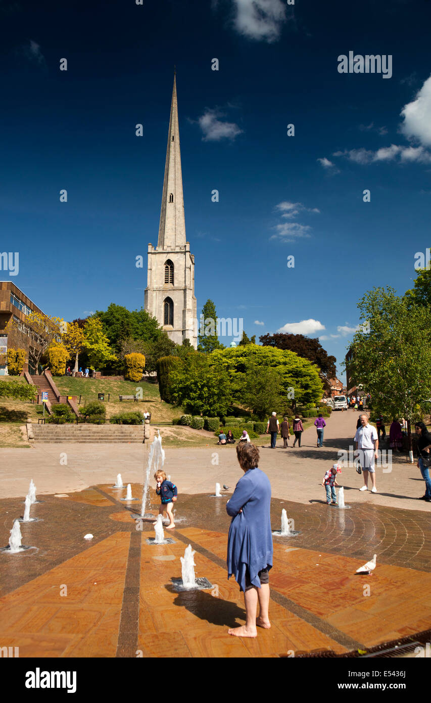 Regno Unito, Inghilterra, Worcestershire, Worcester, South Quay, bambini che giocano nella fontana sulla giornata di caldo Foto Stock