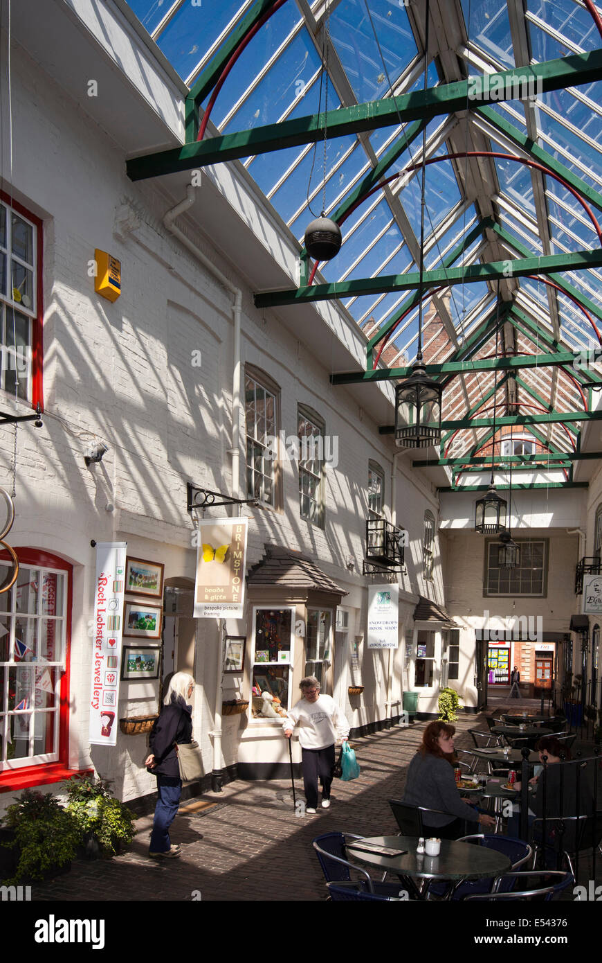 Regno Unito, Inghilterra, Worcestershire, Worcester, renne corte, shopping arcade nel cortile della vecchia coaching inn Foto Stock