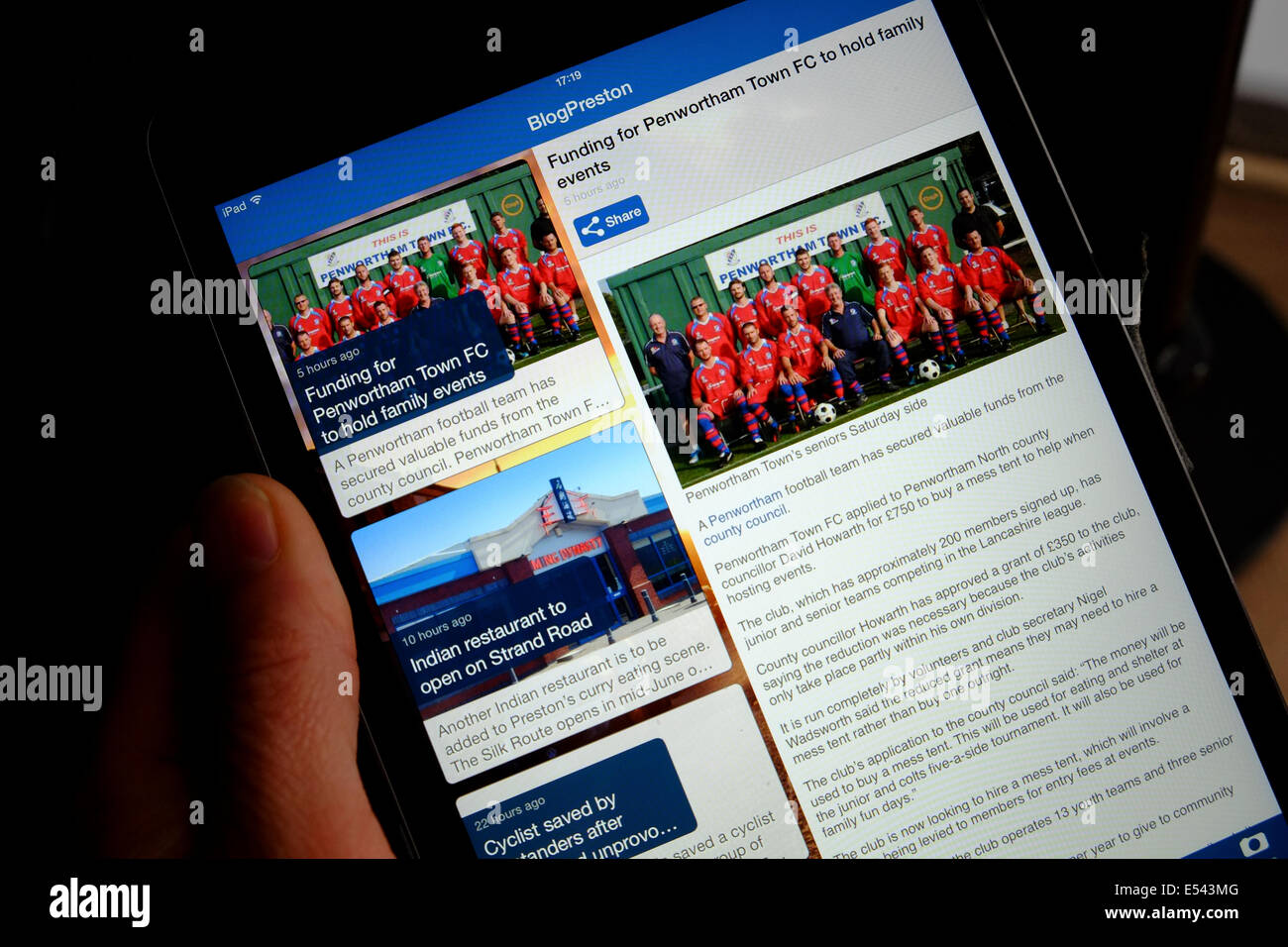 Comunità locale informazioni disponibili via Internet visto su un IPad Mini con display Retina Foto Stock