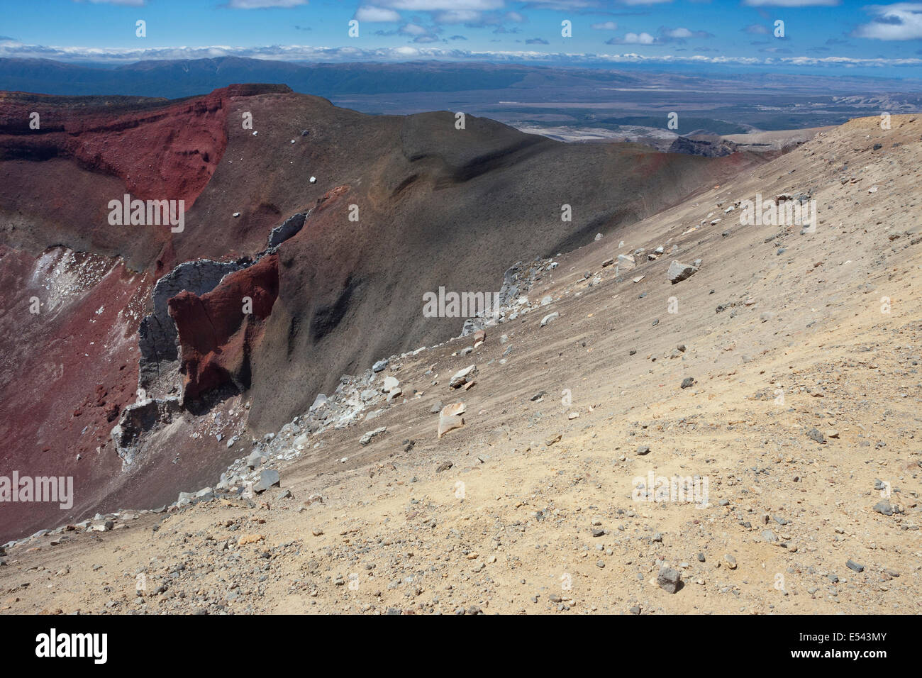 Il cratere di colore rosso con un flusso di lava Foto Stock
