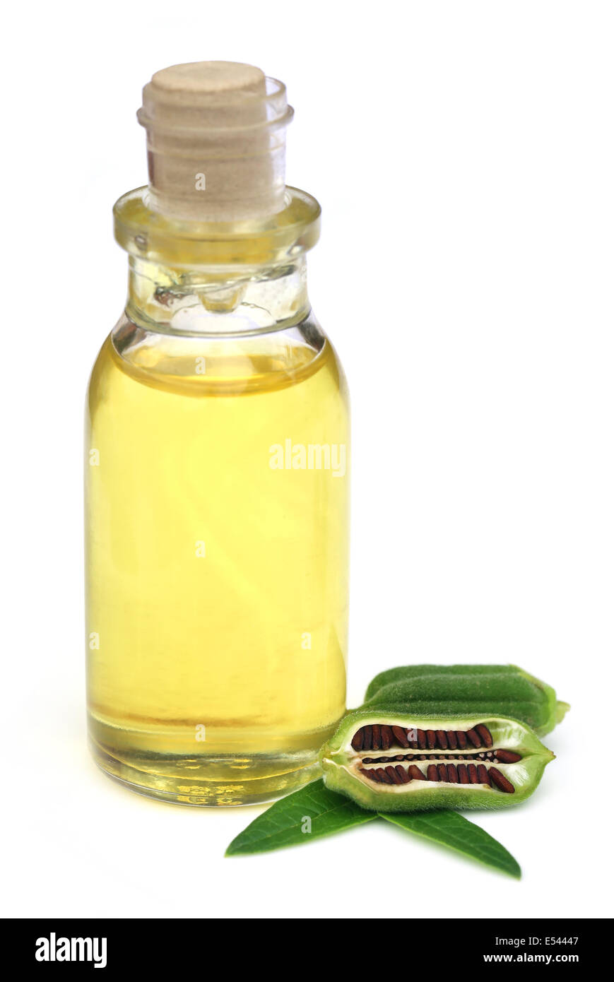 Semi di sesamo con olio essenziale in una bottiglia su sfondo bianco Foto Stock