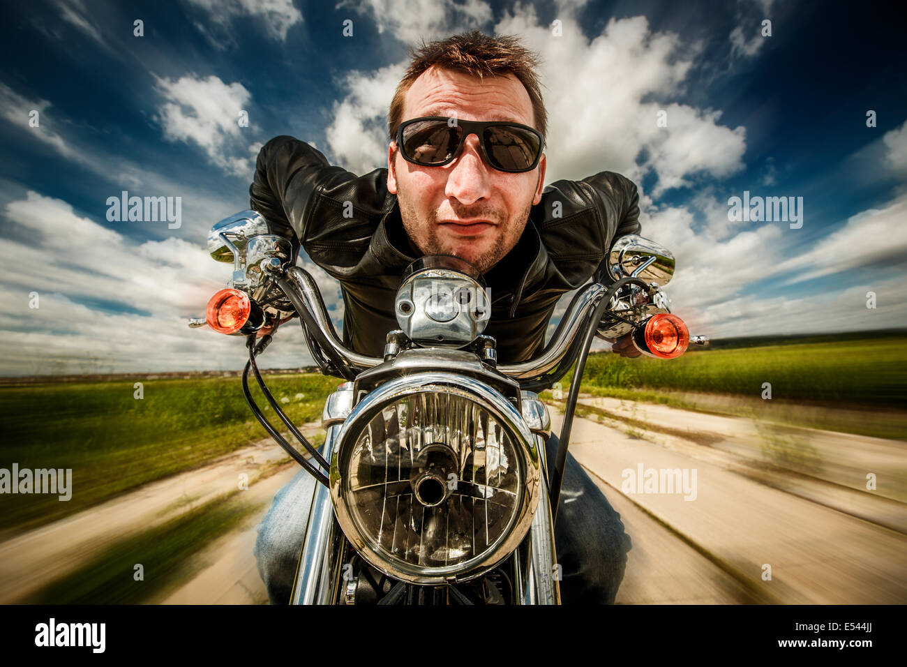 Funny Biker in occhiali da sole e giacca di pelle racing su strada (obiettivo fisheye) Foto Stock Funny Biker in occhiali da sole e giacca di pelle racing su strada (obiettivo fisheye) Foto Stock
