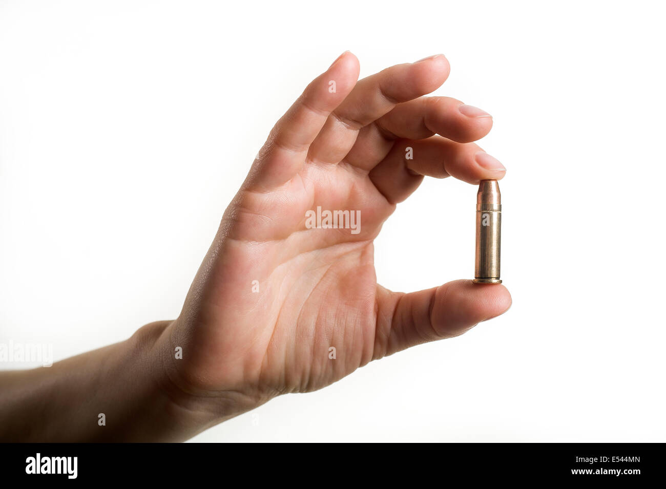 Mano che tiene un proiettile Foto Stock