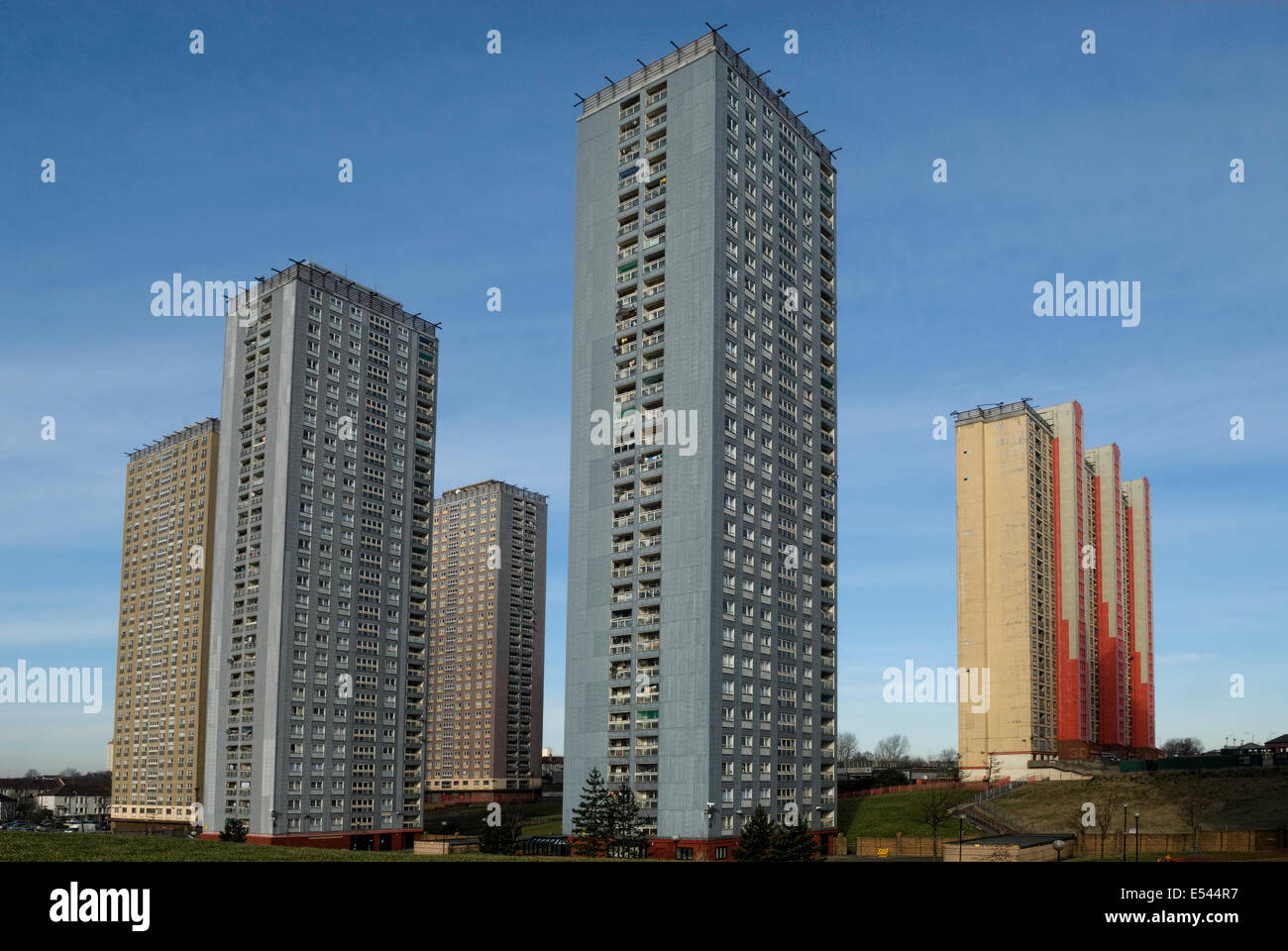 Rosso su strada Alto Appartamenti in Springburn Glasgow Scozia Scotland Foto Stock
