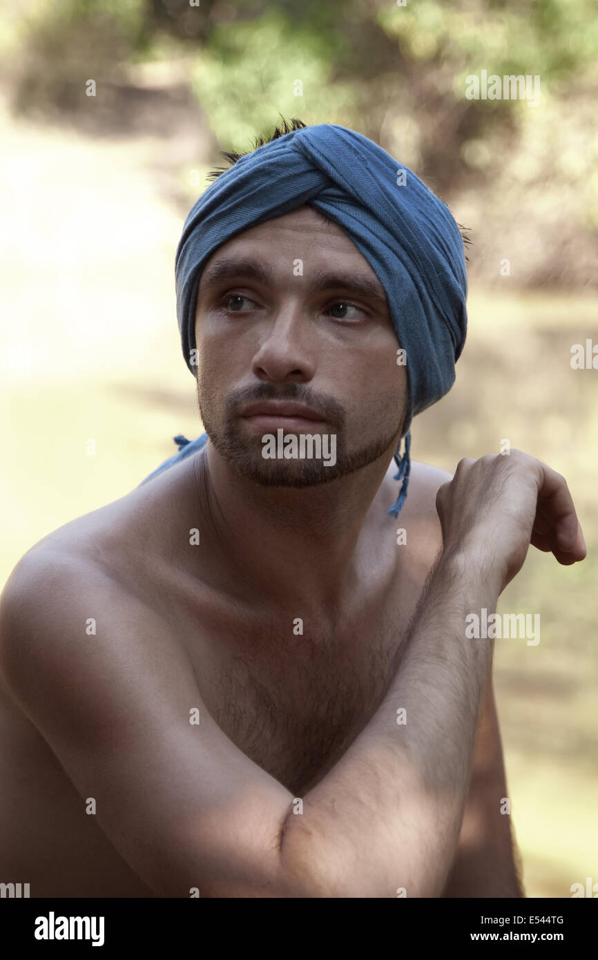 Ritratto di giovane bella pensieroso uomo nella natura Foto Stock
