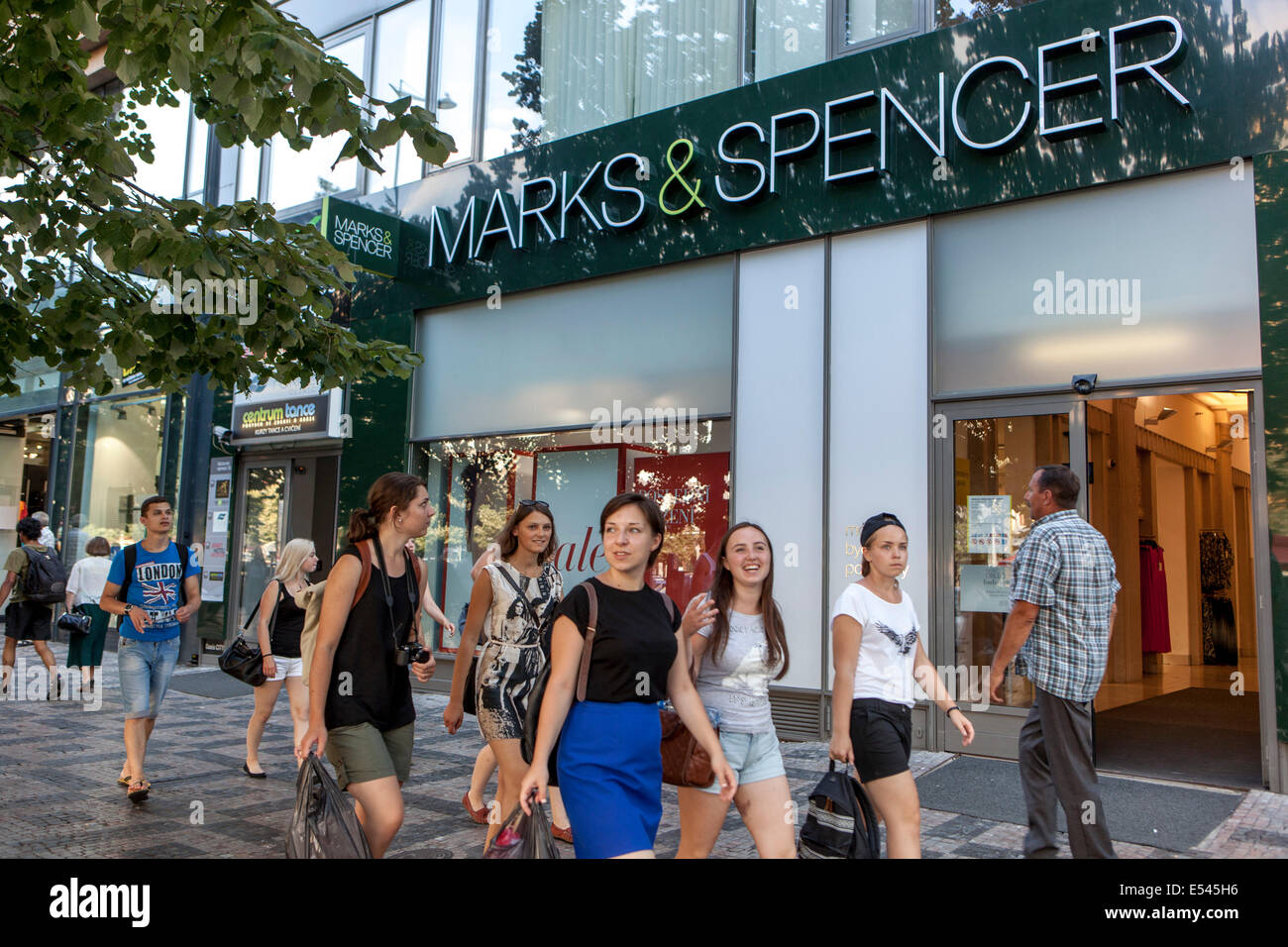 Turisti Praga shopping Piazza San Venceslao. Marks and Spencer store Praga, Repubblica Ceca, negozi pedonali Foto Stock