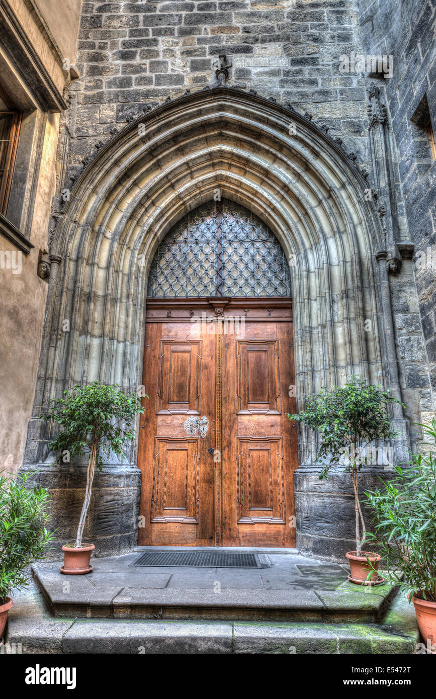 Ingresso della Chiesa di Nostra Signora di Tyn a Praga Foto Stock