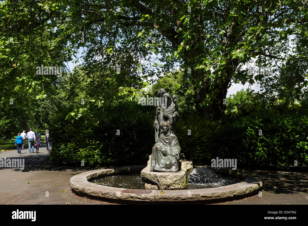 Statua di tre Parche con iscrizione con gratitudine per l aiuto dato ai bambini tedeschi da parte del popolo irlandese dopo Mondo Foto Stock