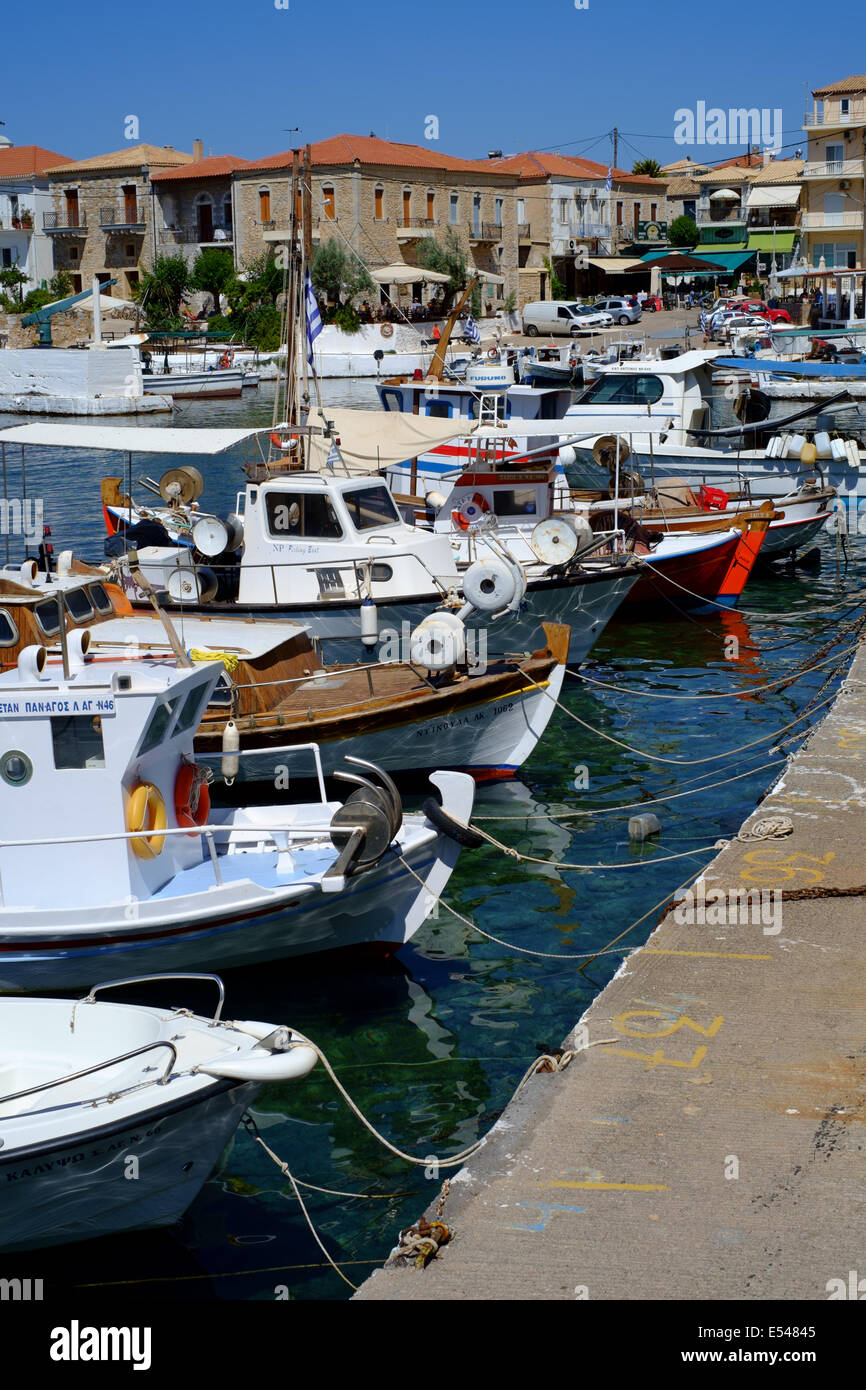 MANI PENINSULAR, Peloponneso, Grecia, 2 luglio 2014. Le barche nel porto di Aghios Nikolaos, un villaggio di pescatori sulla costa ovest Foto Stock