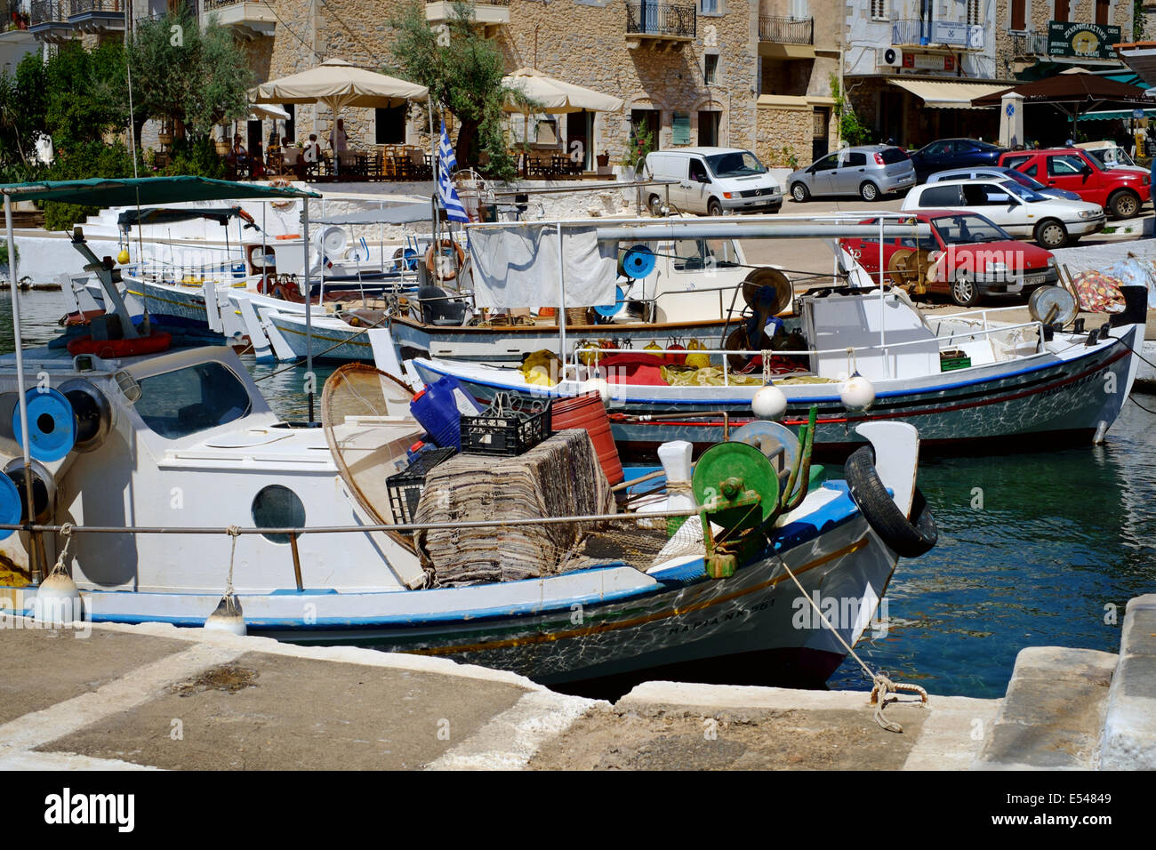 MANI PENINSULAR, Peloponneso, Grecia, 2 luglio 2014. Le barche nel porto di Aghios Nikolaos, un villaggio di pescatori sulla costa ovest Foto Stock