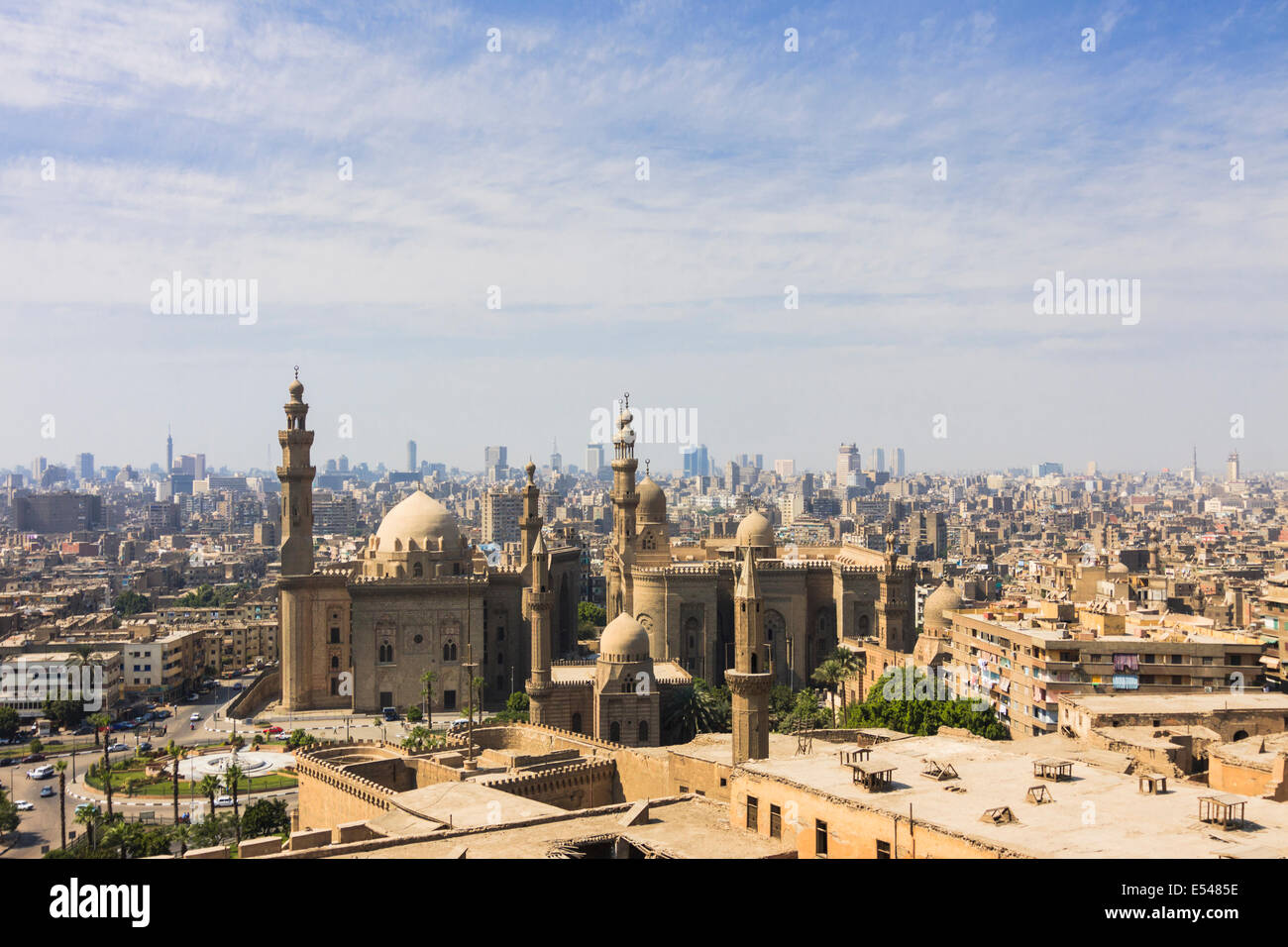 Sultano Hassan Madrassa e Al Rifai mosque dalla cittadella. Il Cairo, Egitto. Foto Stock