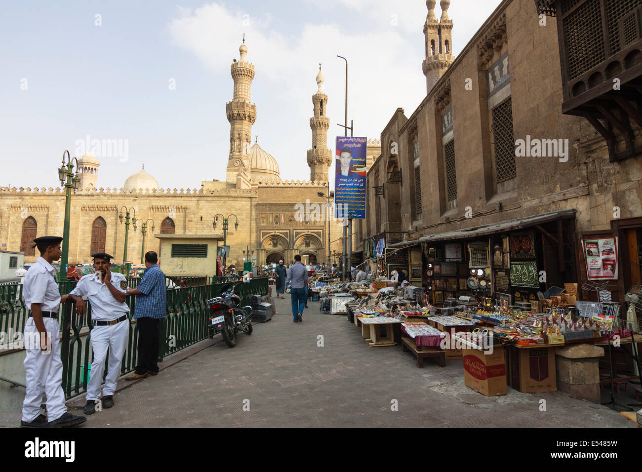 La polizia dalla moschea Al-Azhar Cairo, Egitto Foto Stock