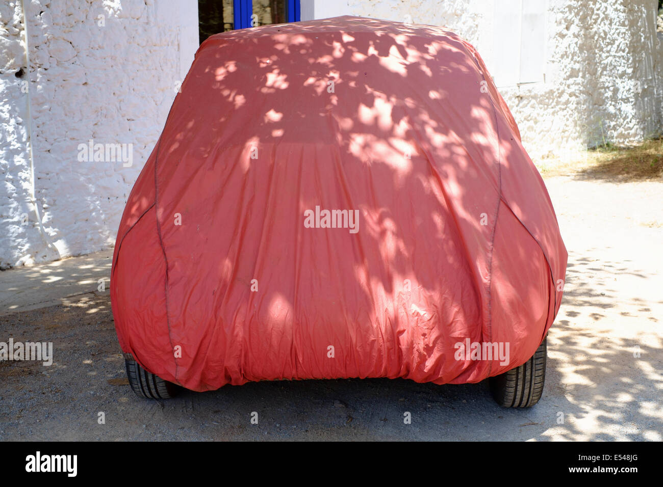 KARDAMYLI, MANI PENINSULAR, Peloponneso, Grecia, 5 luglio 2014. Tessuto di copertura auto - all-weather outdoor protezione del veicolo Foto Stock