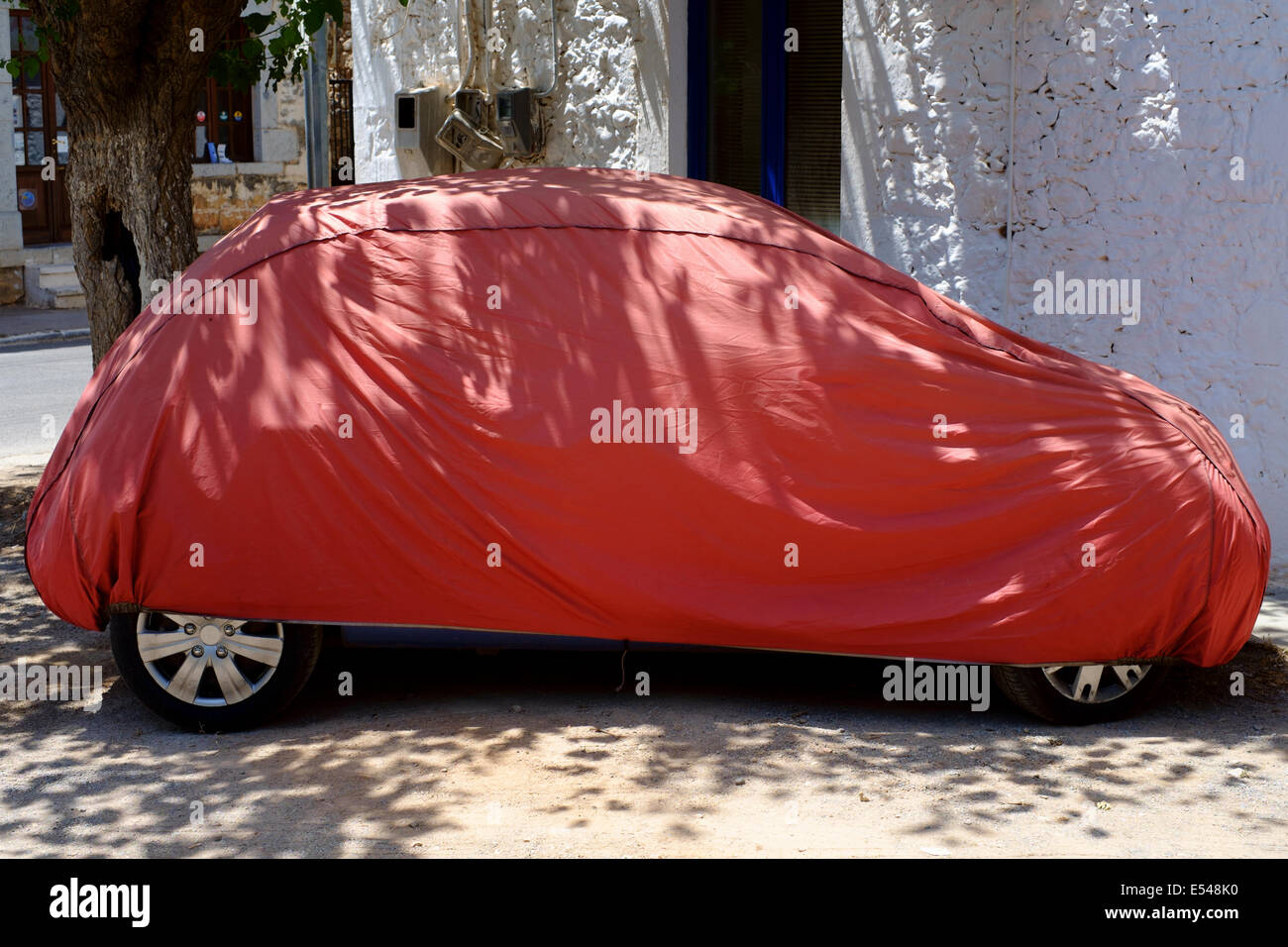 KARDAMYLI, MANI PENINSULAR, Peloponneso, Grecia, 5 luglio 2014. Auto sotto copertura in tessuto per proteggere contro il sole, meteo etc Foto Stock