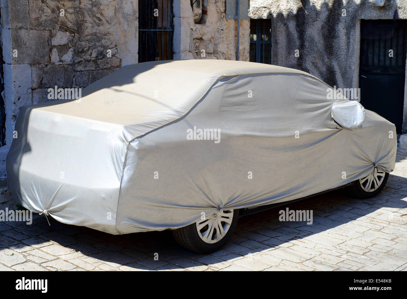 KARDAMYLI, MANI PENINSULAR, Peloponneso, Grecia, 6 luglio 2014. Auto sotto copertura in tessuto per proteggere contro il sole, meteo etc Foto Stock