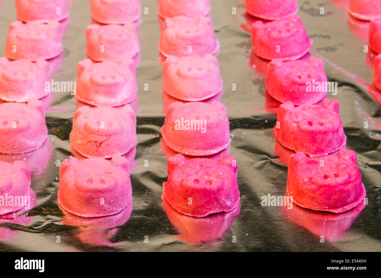 Rosa a forma di maiale stampato caramelle alla menta in righe Foto Stock