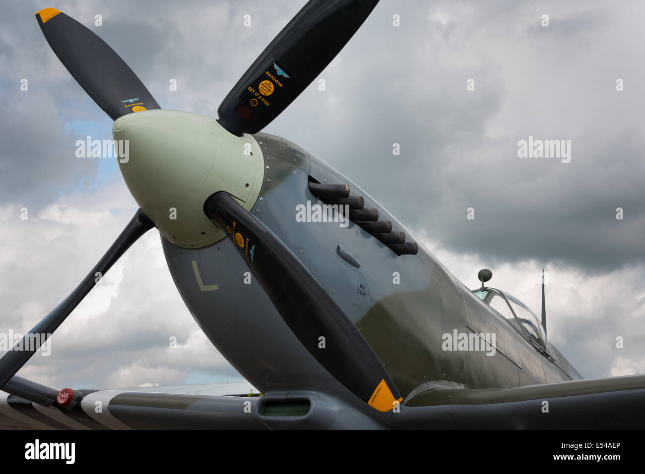Duxford, Regno Unito - 25 Maggio 2014: Close up inglesi Spitfire, classic WW2 fighter, a Duxford Airshow. Foto Stock