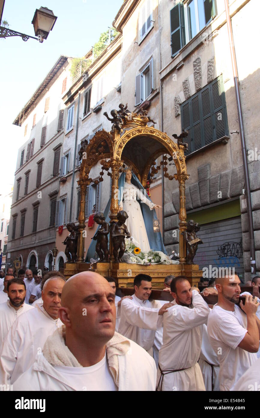 Roma, Italia. 19 Luglio, 2014. Festa de Noantri celebrazioni - La solenne processione in onore della Madonna del Carmine noto anche come 'de 'Noantri', il santo patrono dei cittadini del quartiere di Trastevere Credito: Gari Wyn Williams/Alamy Live News Foto Stock