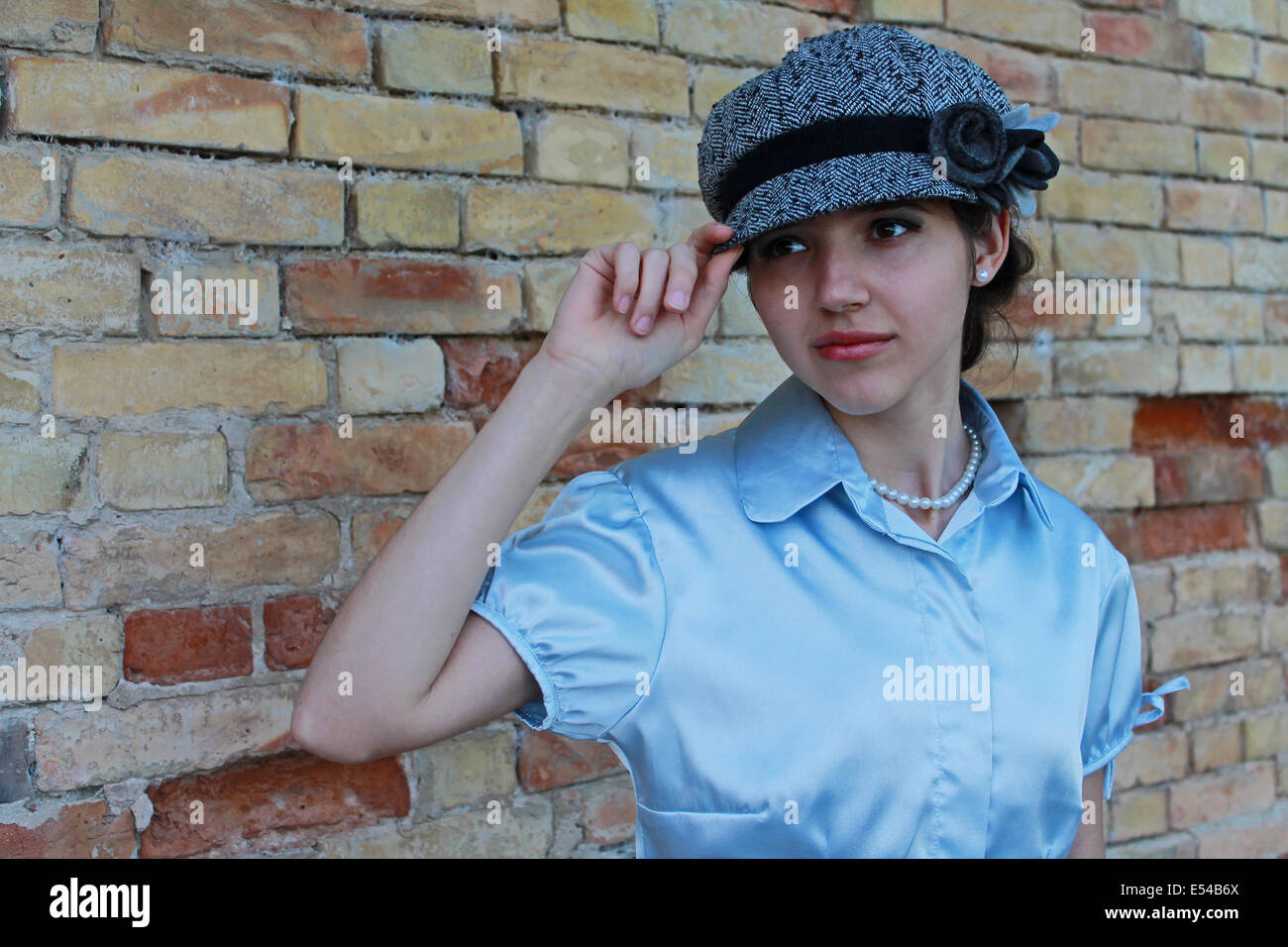 Bella giovane donna in stile retrò vestiti Foto Stock