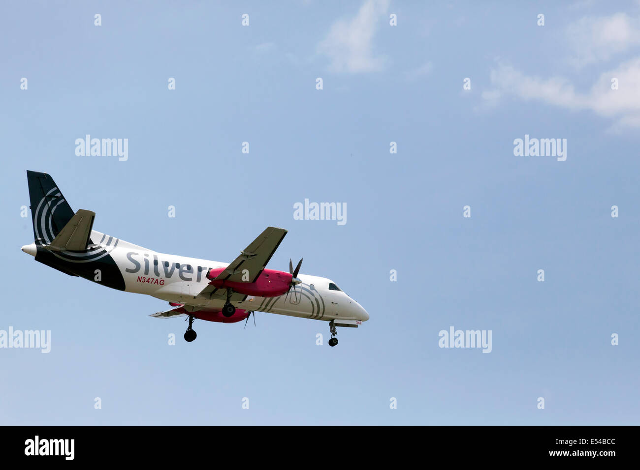 Saab 340B, un privato doppia elica prop piano con il logo Silverado sbarco. Foto Stock