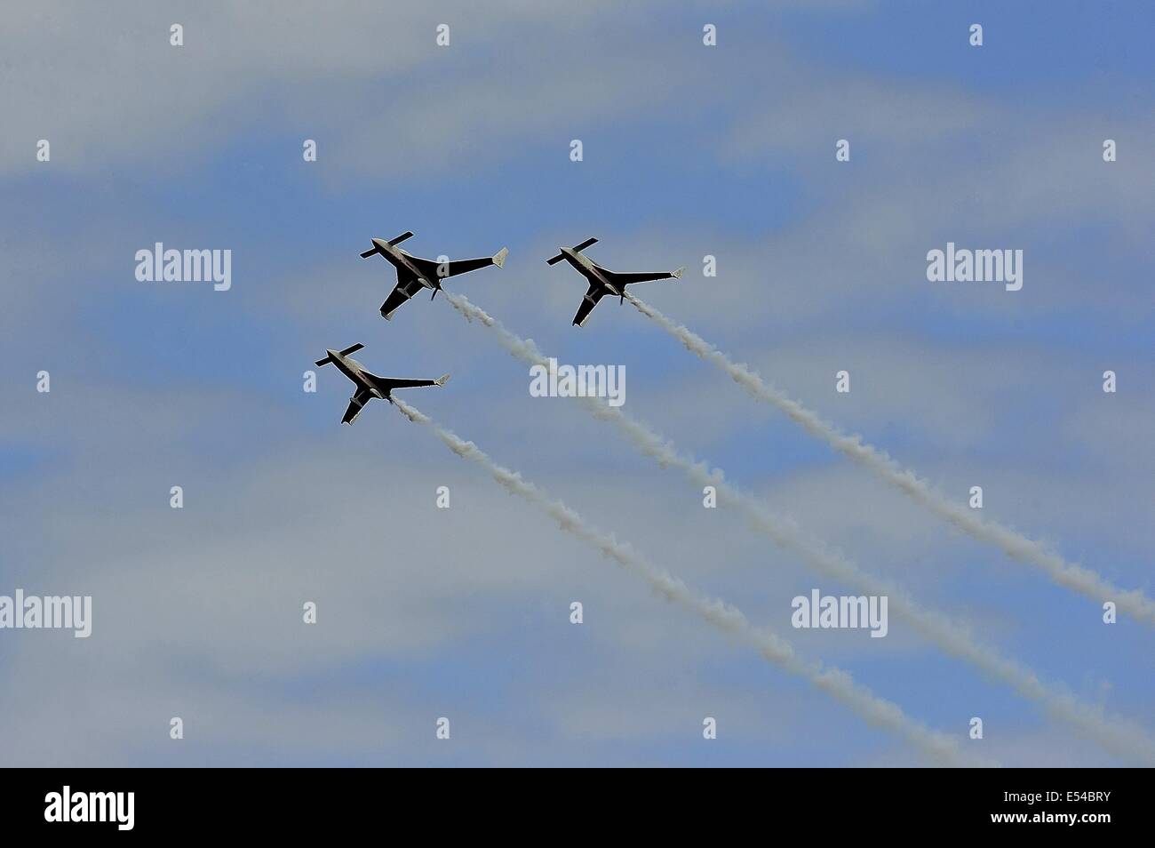 A Coruna, Spagna. Il 20 luglio, 2014. Tre piloti francesi chiamato Reva Patrol con i suoi aerei alcuni maneuverrs, durante un air show in A Coruña, Spagna. Credito: Marcio Machado/ZUMA filo/Alamy Live News Foto Stock