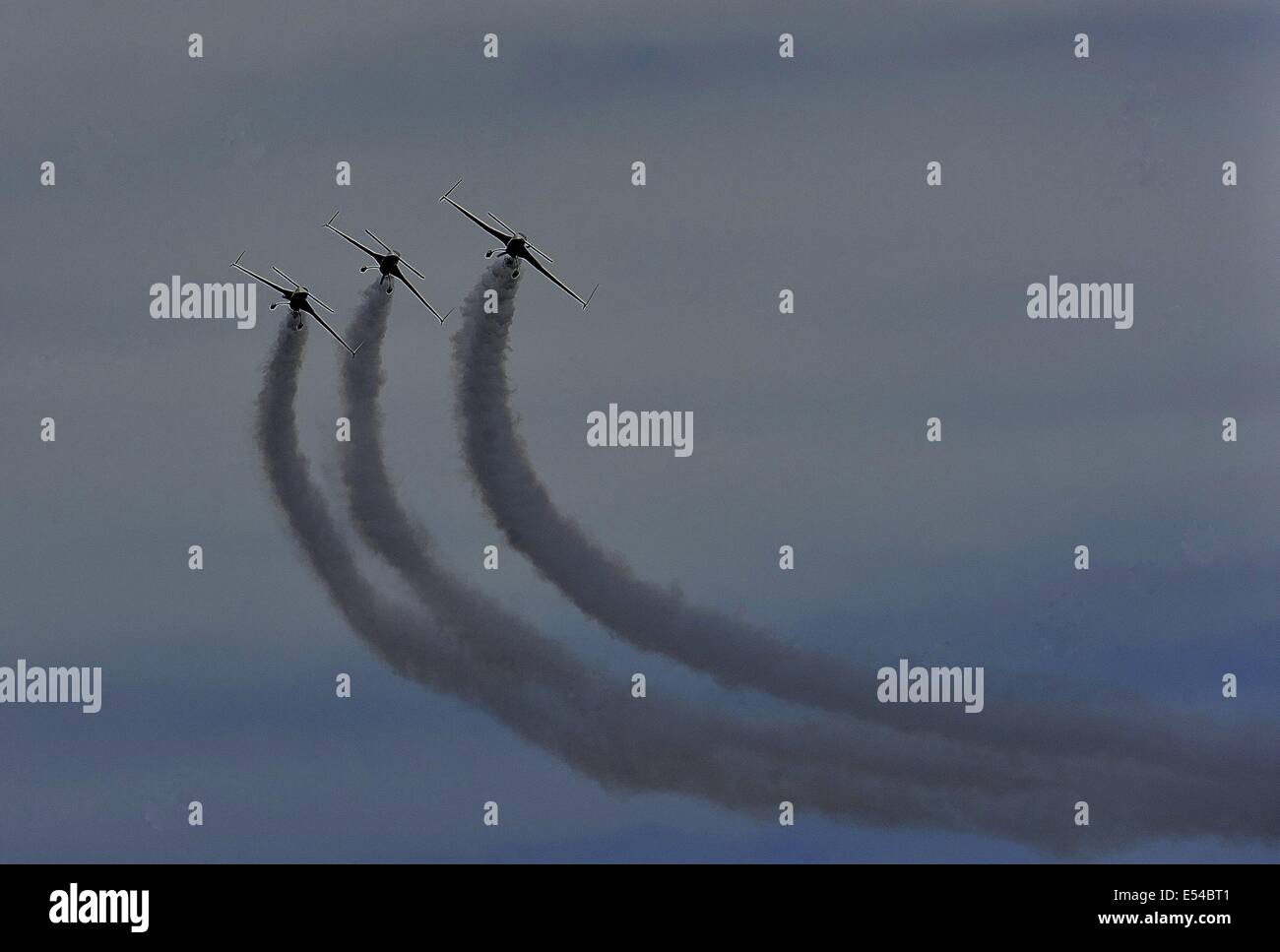 A Coruna, Spagna. Il 20 luglio, 2014. Tre piloti francesi chiamato Reva Patrol con i suoi aerei alcuni maneuverrs, durante un air show in A Coruña, Spagna. Credito: Marcio Machado/ZUMA filo/Alamy Live News Foto Stock