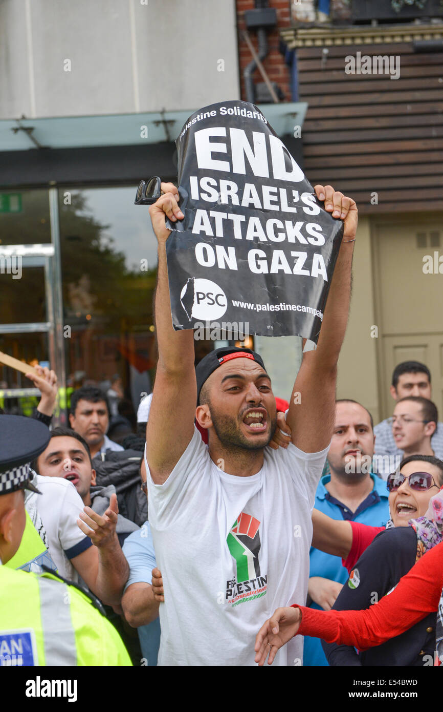 Knightsbridge di Londra, Regno Unito. Il 20 luglio 2014. I sostenitori di Palestinesi gridano e tenere i banner di fronte l'ambasciata Israeliana Credito: Matteo Chattle/Alamy Live News Foto Stock