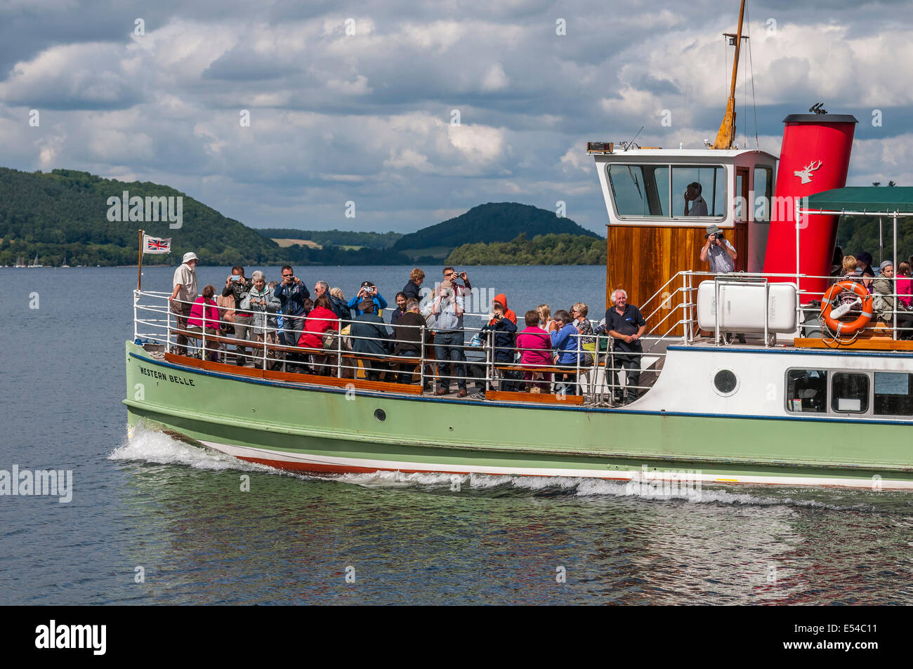 Ullswater Cumbria North West England. Il sistema di cottura a vapore Western Belle lasciando Howtown Pier. Foto Stock
