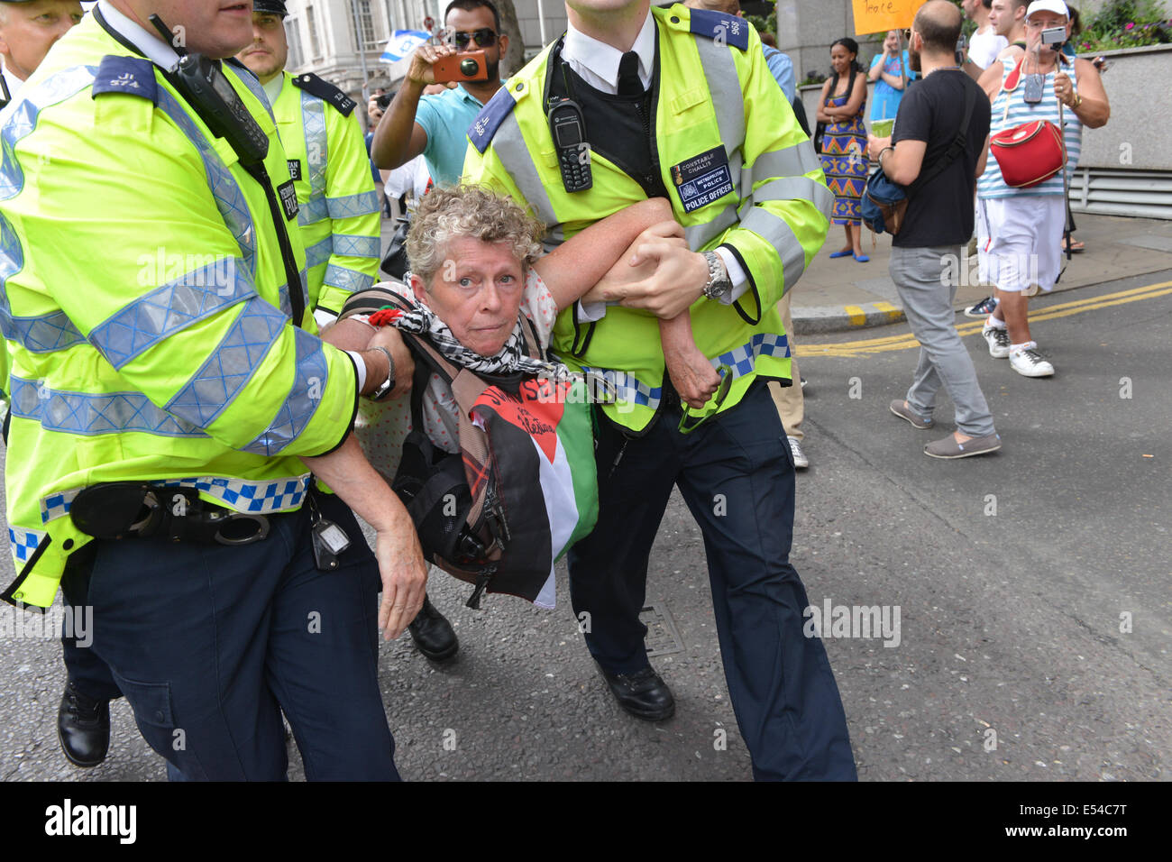 Knightsbridge di Londra, Regno Unito. Il 20 luglio 2014. Un pro dimostrante palestinese viene portato via da israeliano dimostranti da funzionari di polizia Credito: Matteo Chattle/Alamy Live News Foto Stock