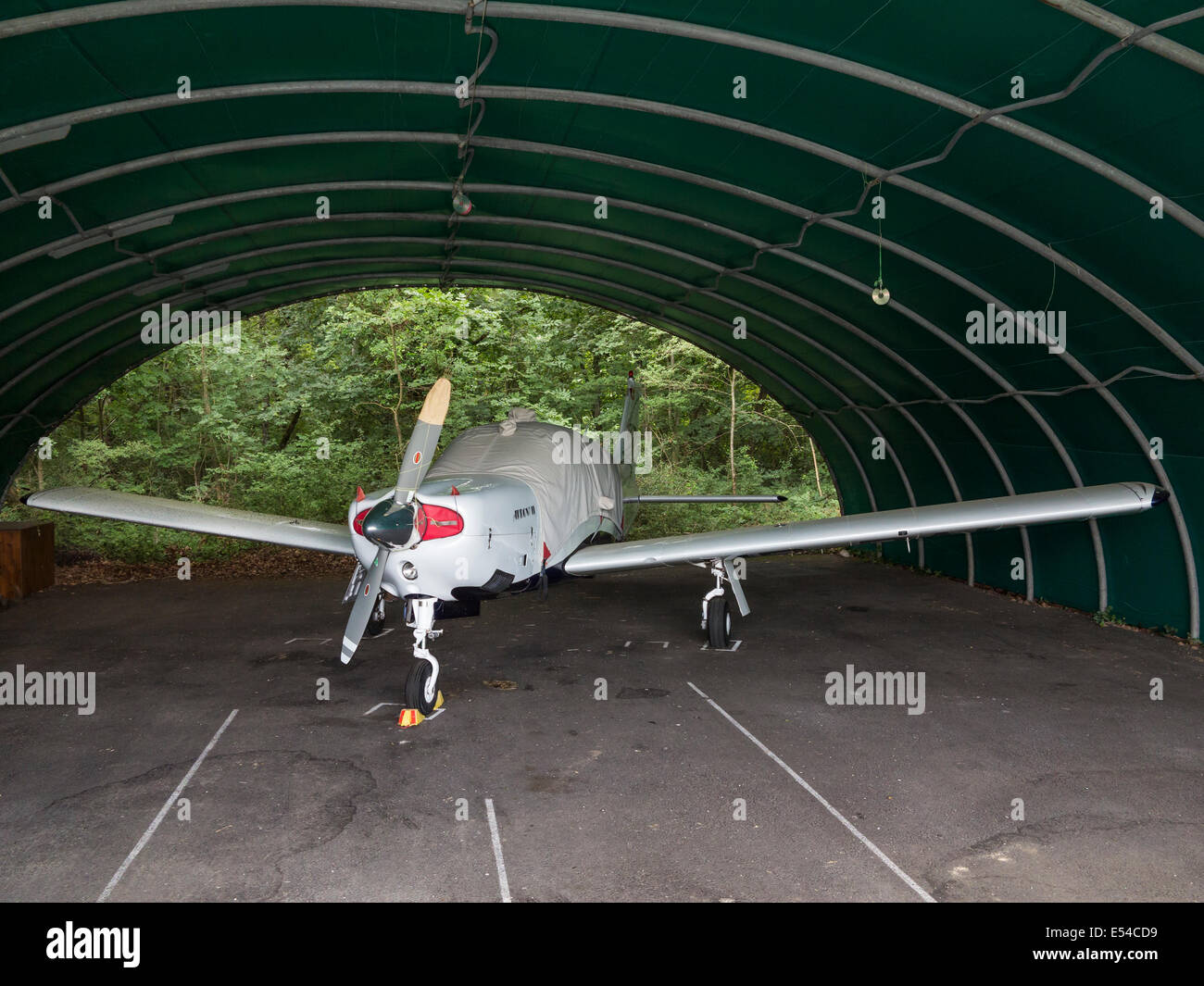 Un aeromobile leggero coperto in un hangar prefabbricato Foto Stock