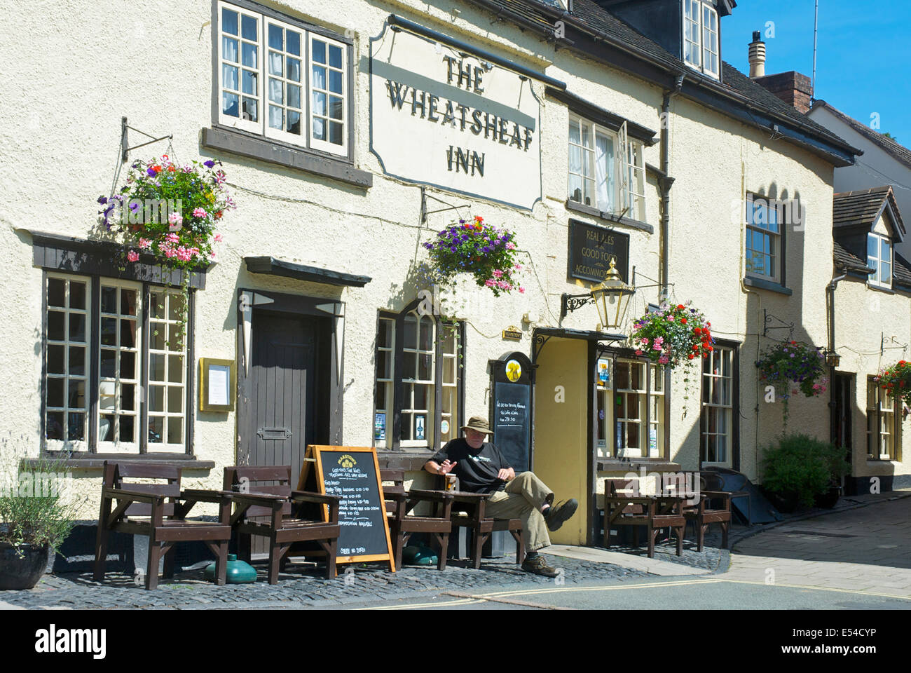 Senior uomo godendo di una pinta di birra al di fuori il Wheatsheaf Inn, Ludlow, Shropshire, Inghilterra, Regno Unito Foto Stock