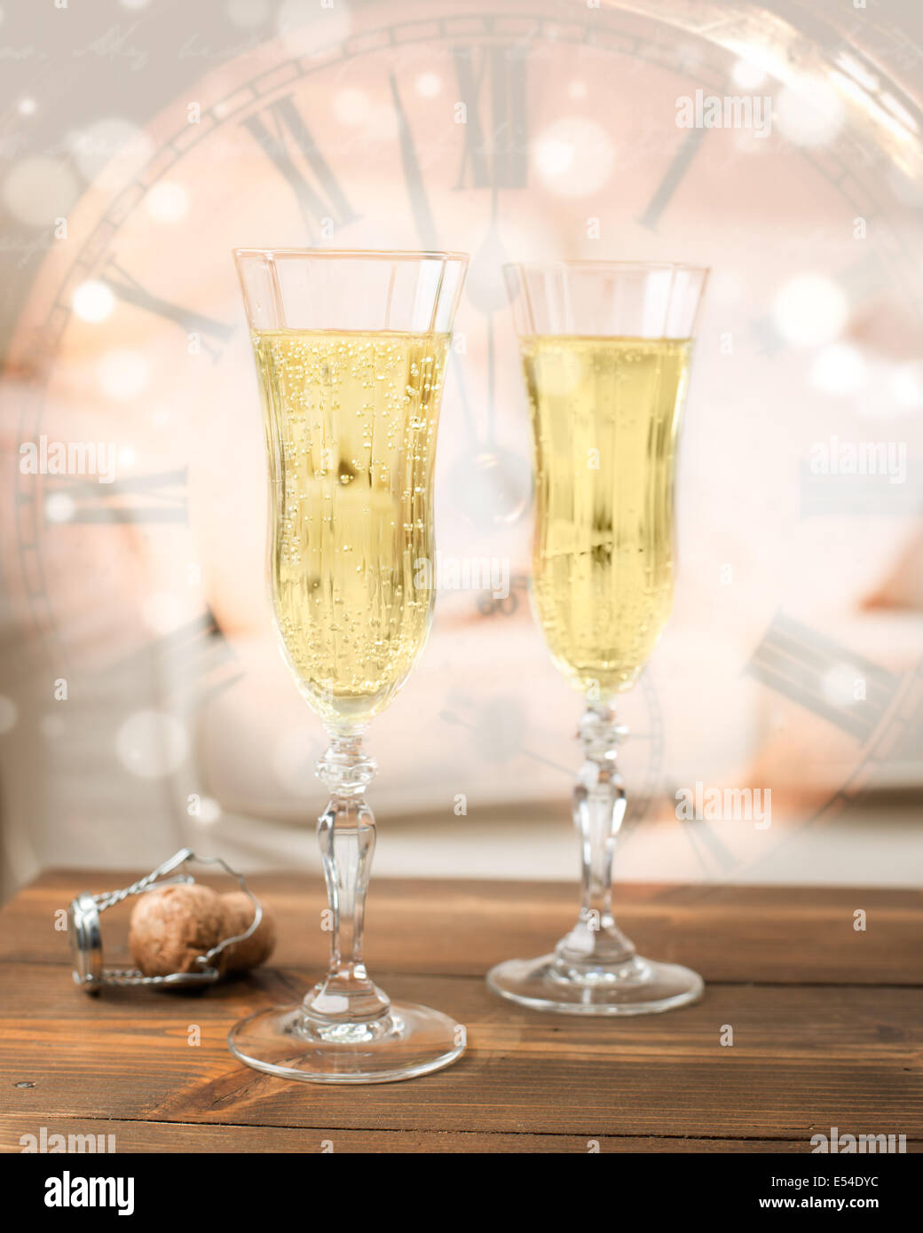 Il nuovo anno con due bicchieri di champagne e un orologio che sta per colpire la mezzanotte Foto Stock