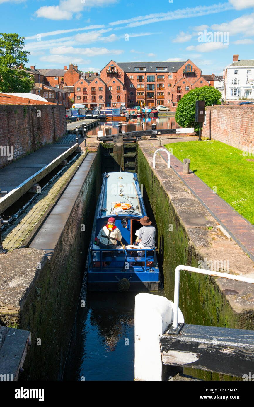 Un canal boat in una serratura a Stourport on Severn bacino del canale, Worcestershire, Inghilterra, Regno Unito. Foto Stock