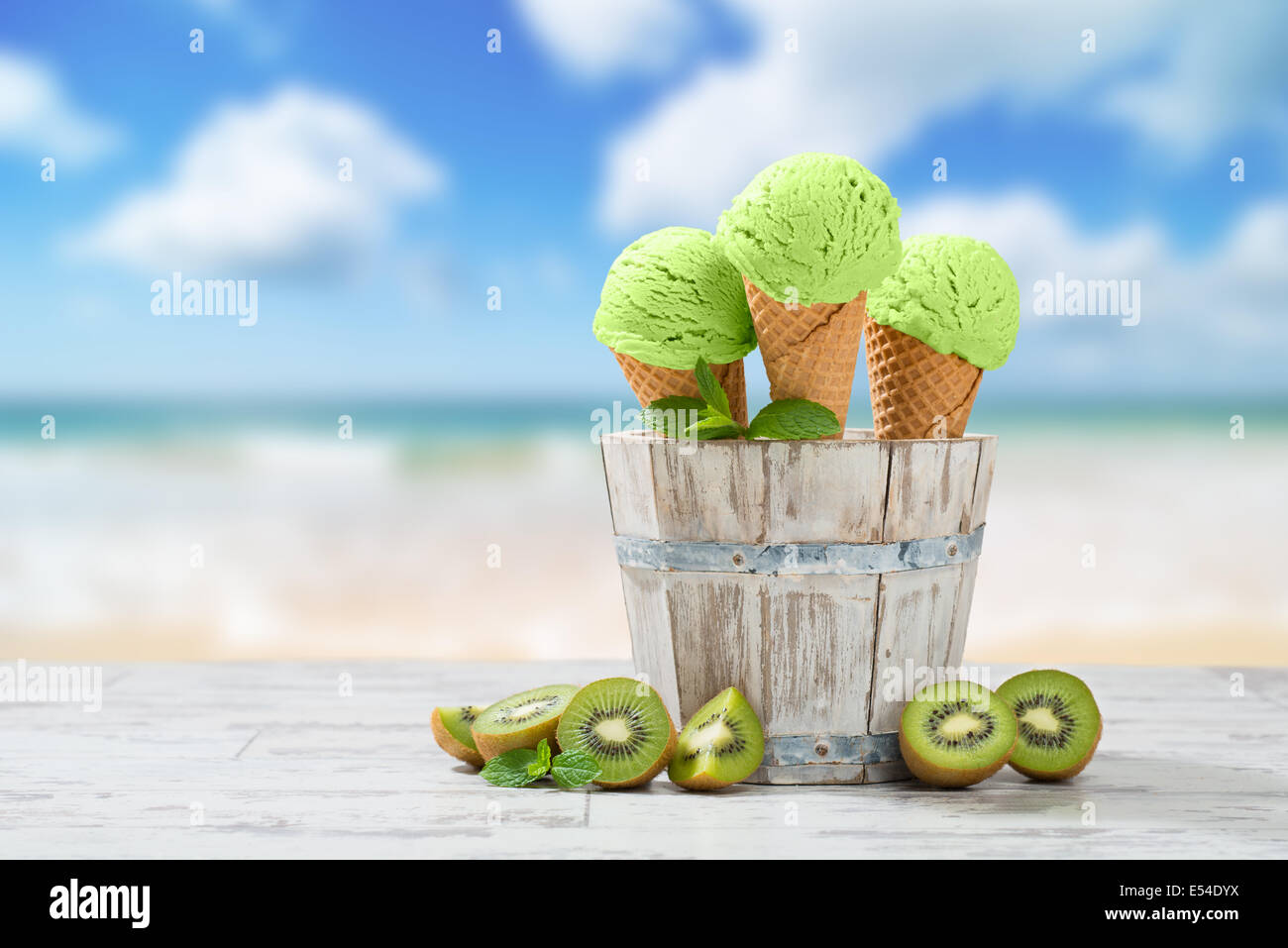Aroma Kiwi gelato sul decking con frutta - spiaggia la sfocatura sullo sfondo Foto Stock