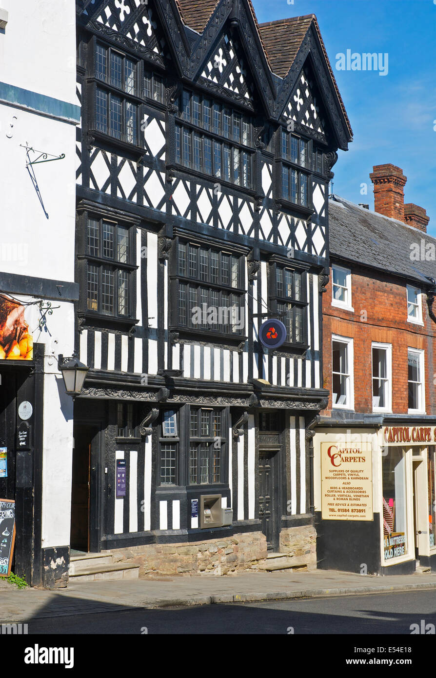 A struttura mista in legno e muratura edificio, ora un NatWest bank, a Ludlow, Shropshire, Inghilterra, Regno Unito Foto Stock
