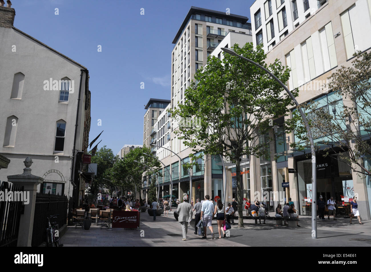 Gente che cammina nel quartiere dello shopping di Hayes nel centro di Cardiff, la strada pedonale del Galles nel Regno Unito Foto Stock
