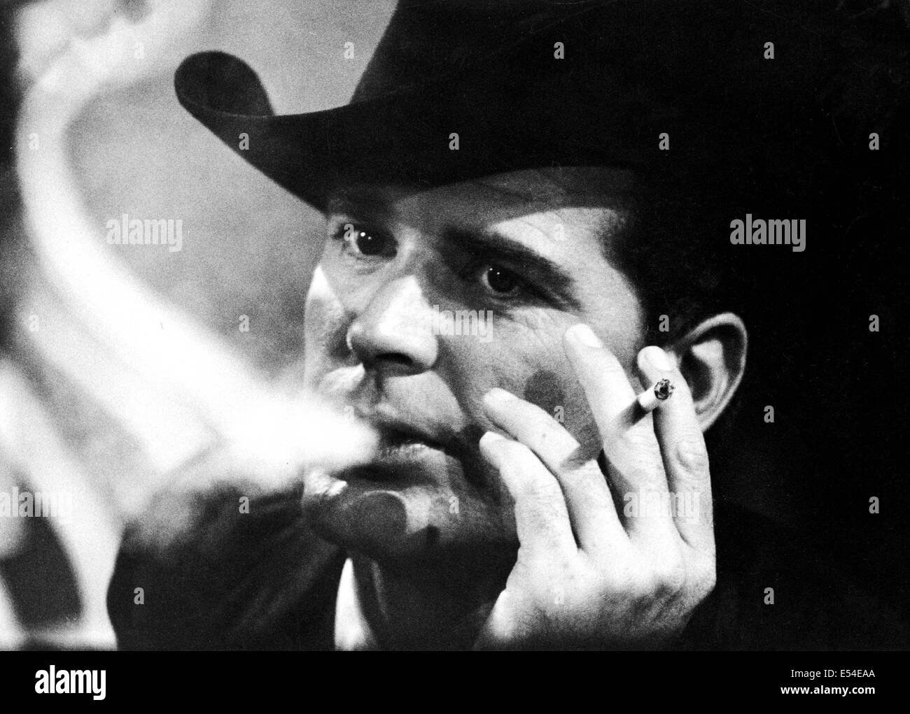 Luglio 19, 2014 - Oklahoma nativo e U.S. Esercito veterano James Garner, un leggendario televisione e star del cinema, è scomparso all'età di 86 anni nella sua casa di Los Angeles. Garner ha guadagnato molti riconoscimenti per il suo lavoro nel corso degli anni tra cui due Emmy Awards (15 candidature), un Academy Award nomination per 'Romance, ' un Screen Actors' Guild lifetime achievement award e tre Golden Globe Awards (12 candidature).Ê egli è sopravvissuto da sua moglie Lois e figlia Greta. Nella foto - c. 1960 - Los Angeles, California, Stati Uniti - James Garner sul set Maverick spettacolo TV. (Credito Immagine: © Globo foto/ZUMAPRESS.com Foto Stock