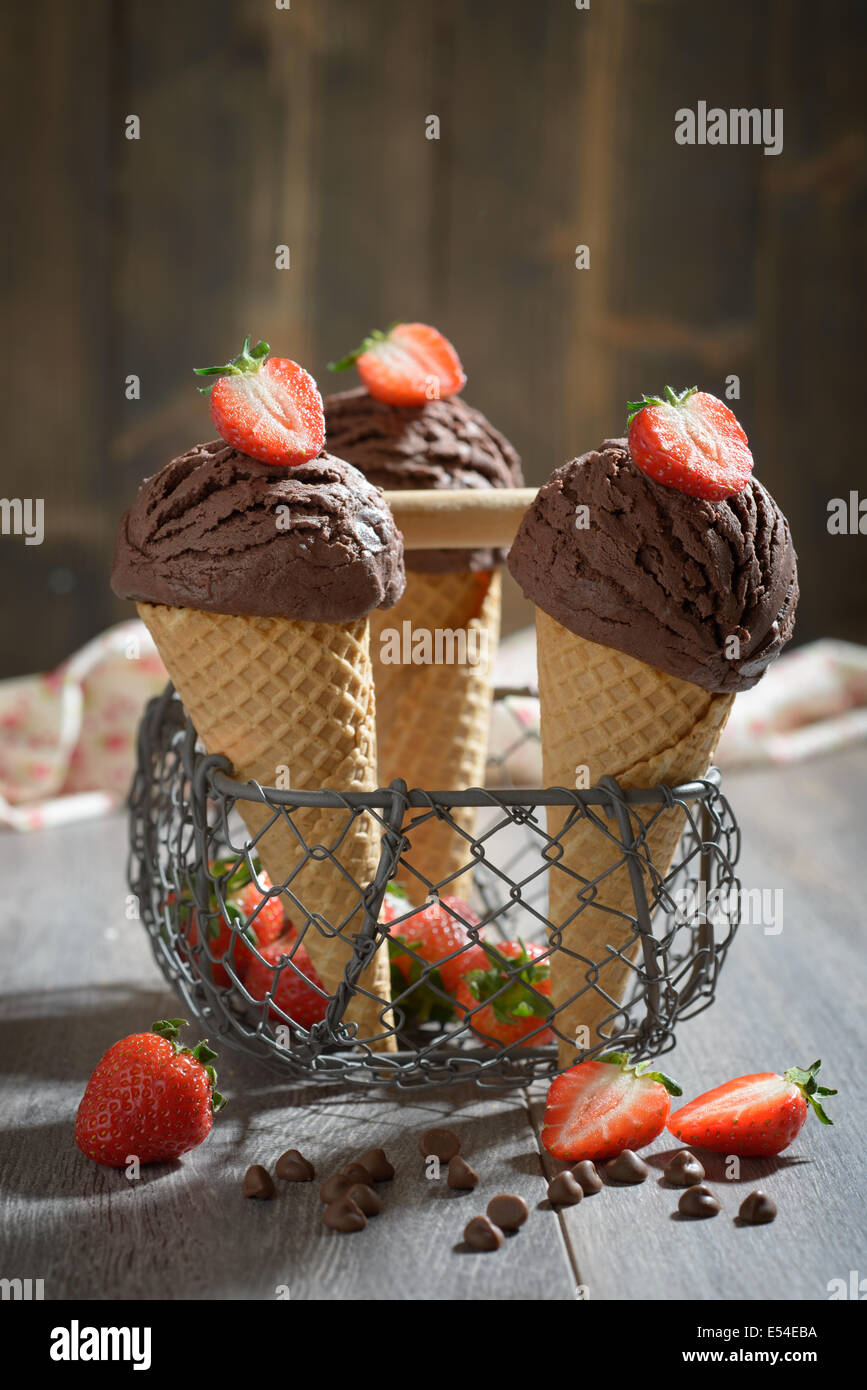 Il cioccolato gelati in cesto con fragole e scaglie di cioccolato Foto Stock