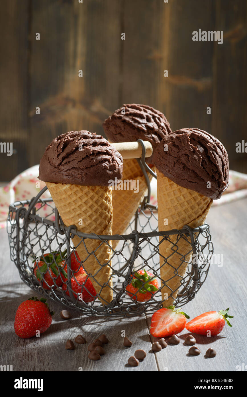 Il cioccolato gelati nel cestello in ambiente rustico Foto Stock