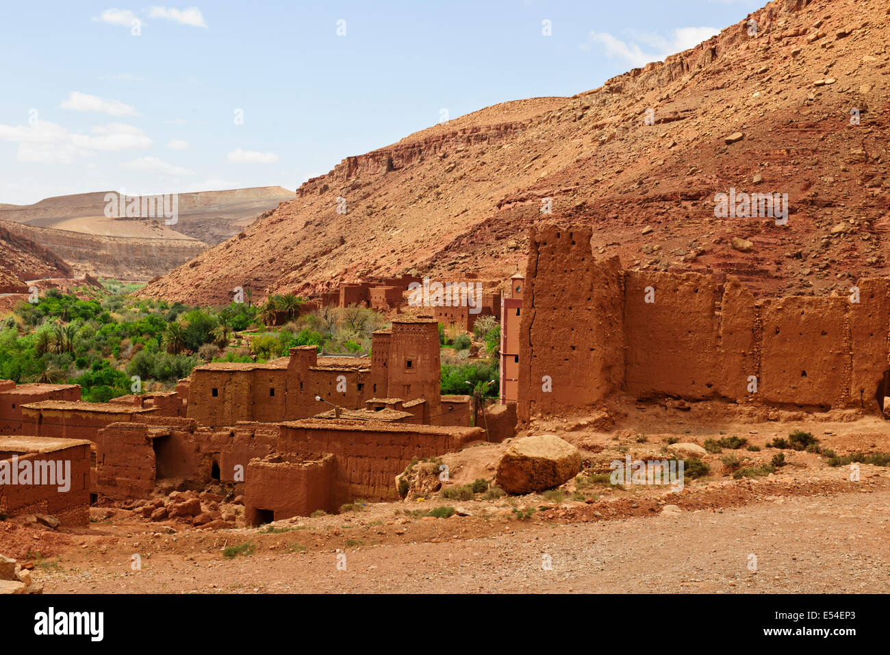 Dadkht ait omazia village,vicino ait bennhaddou,verde fertili valli fluviali, l'agricoltura,noce,alberi di pesco in fiore,morocc Foto Stock