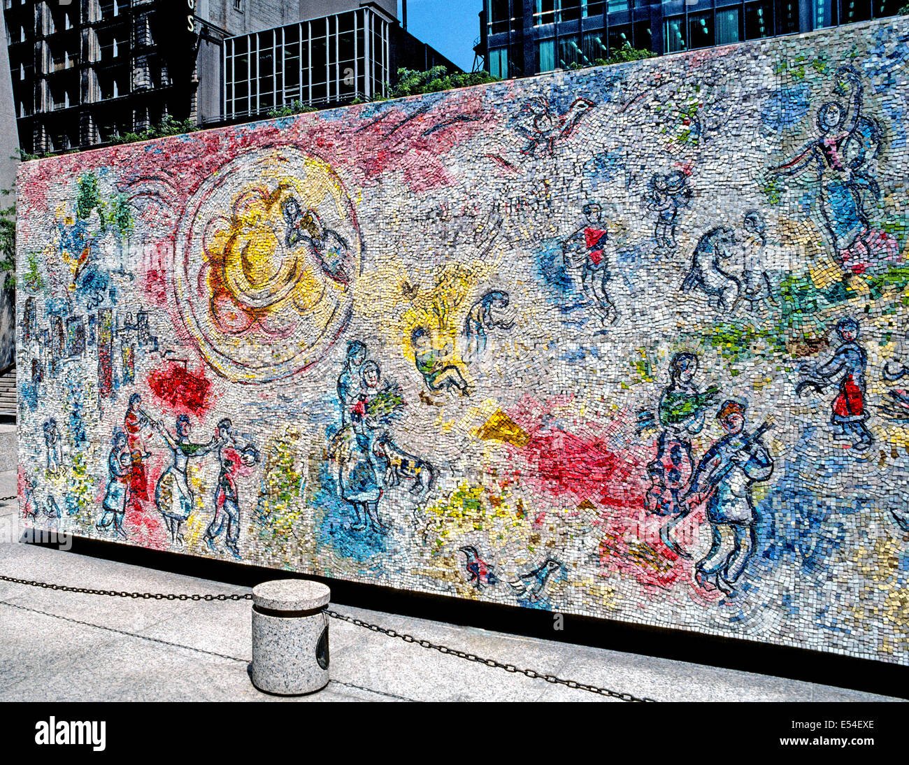 "Le Quattro Stagioni di mosaico di artista francese Marc Chagall è uno dei più monumentali opere esterna di arte pubblica in Chicago, Illinois, Stati Uniti d'America. Foto Stock