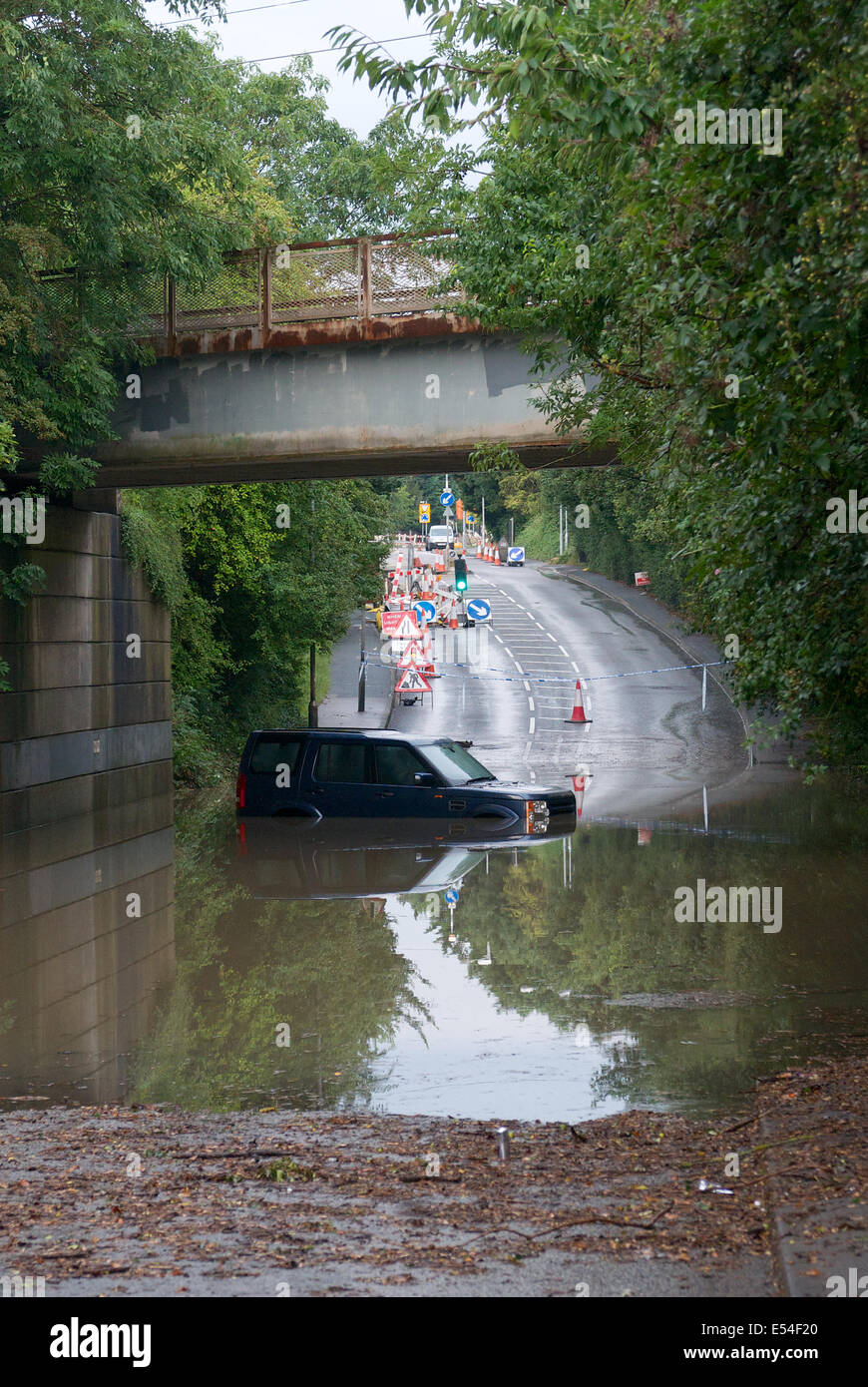 Wickford, Essex, Regno Unito. Il 20 luglio 2014. Meteo: Dopo gravi inondazioni Flash di un veicolo è bloccato in acqua di inondazione sotto un ponte ferroviario. Credito: Ben rettore/Alamy Live News Foto Stock